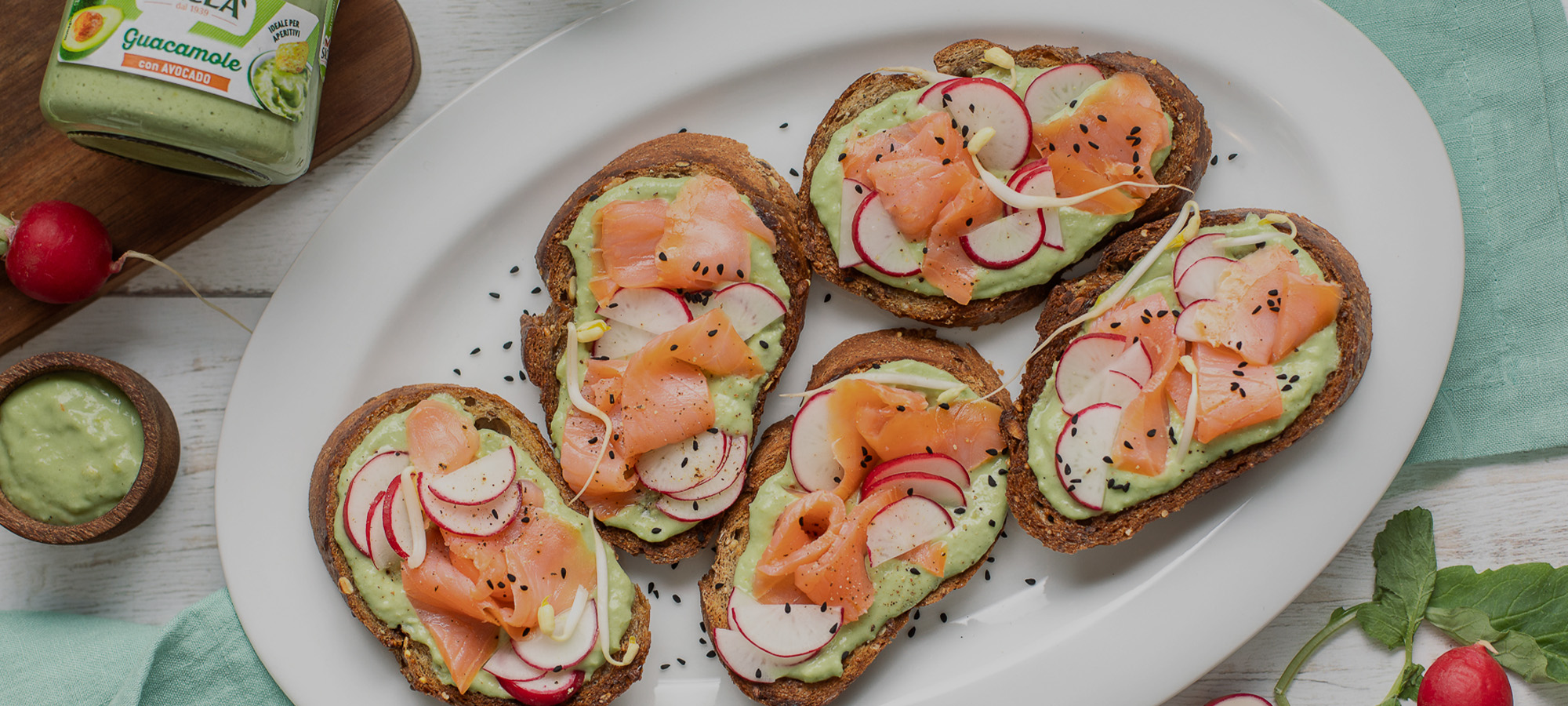 Toast con Guacamole con avocado, salmone affumicato, germogli e ravanelli