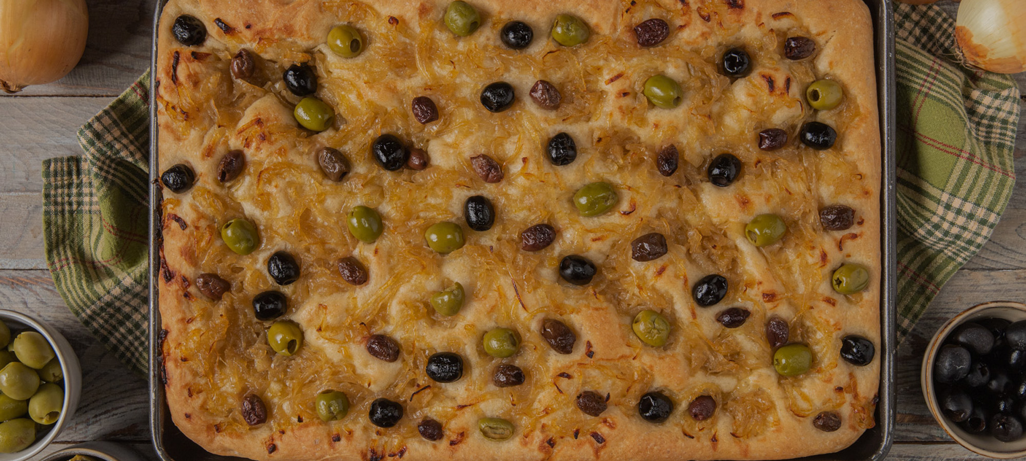 Focaccia alle tre olive e cipolle caramellate