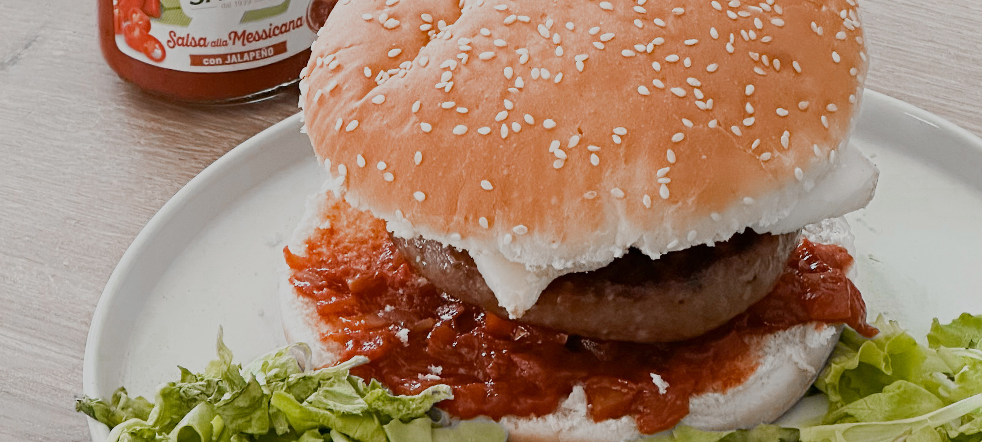 Hamburgerone di scottona con salsa messicana e taleggio