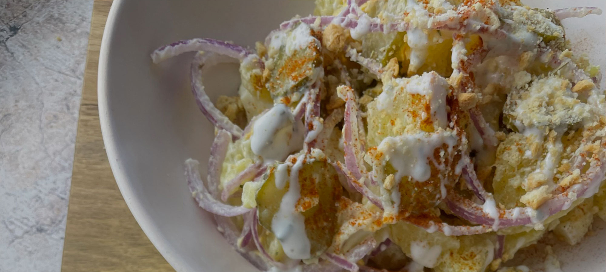 Insalata fredda di patate con cetrioli a fette