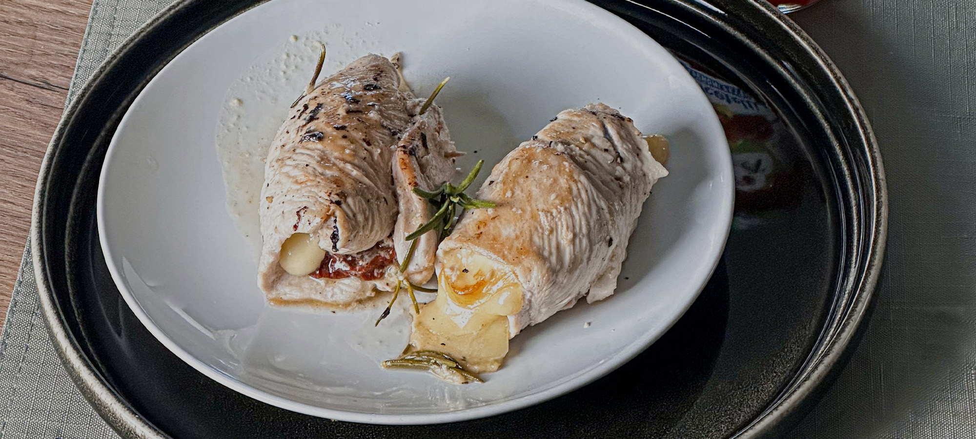 Involtini di pollo con peperoni fettucce e scamorza affumicata