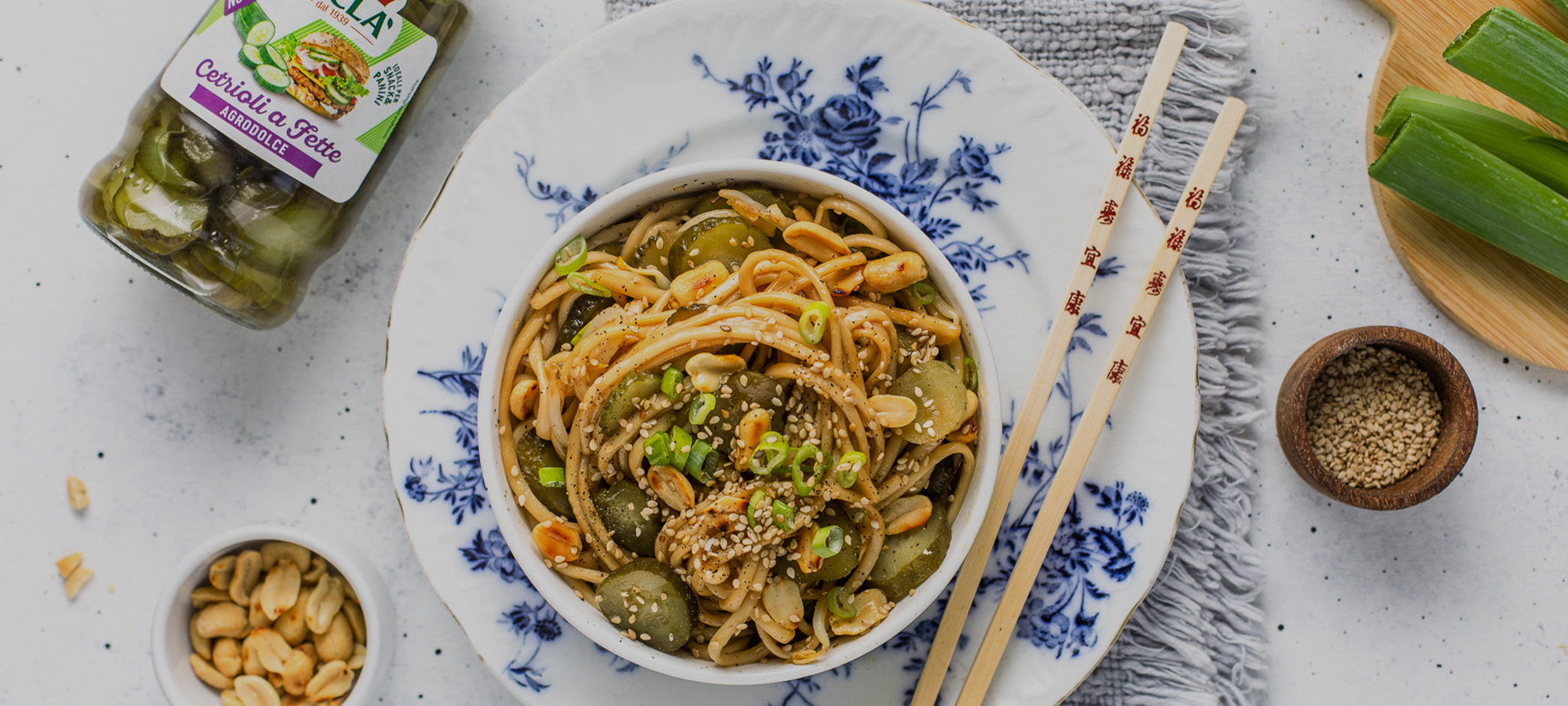 Noodles freddi con Cetrioli a Fette Saclà, semi di sesamo, cipollotti e germogli di soia