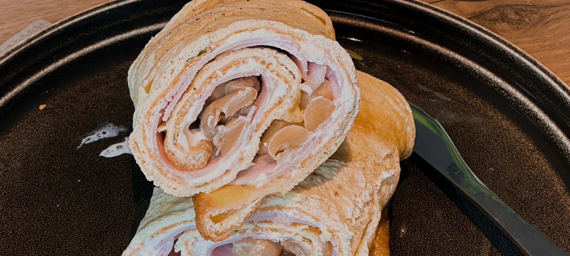 Rotolo freddo di frittata con prosciutto cotto, funghetti e formaggio spalmabile