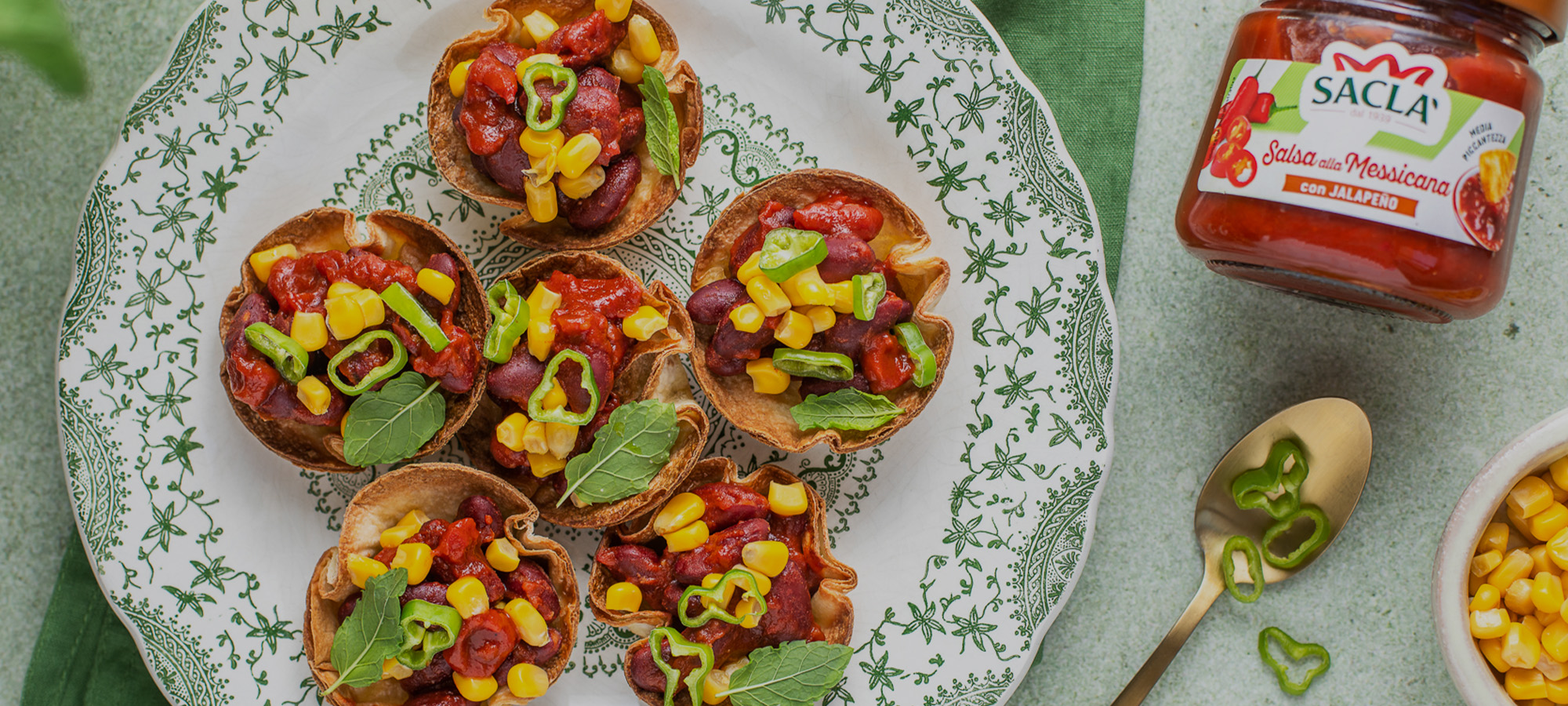 Cestini di taco con fagioli rossi, mais e Salsa alla Messicana Saclà