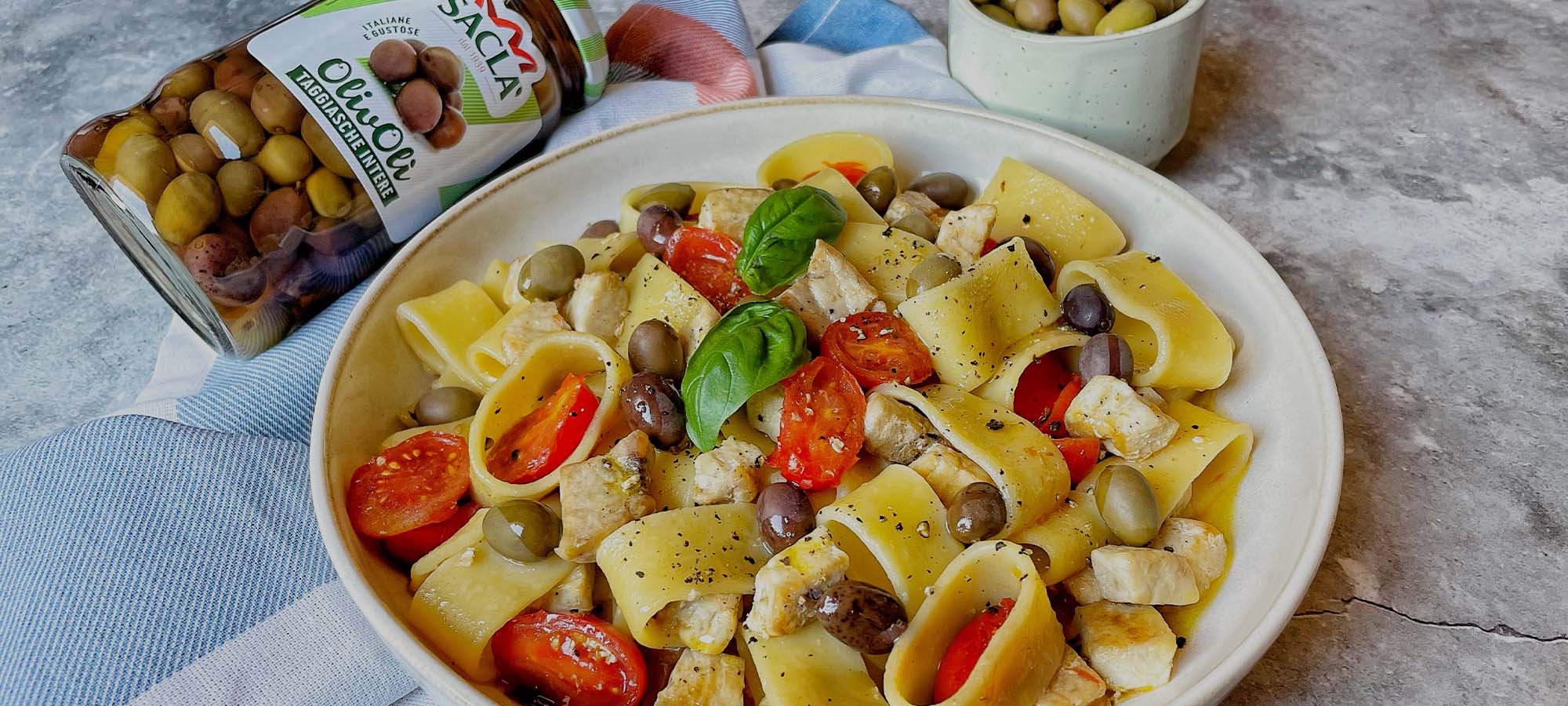 Calamarata con pesce spada, pomodorini e olive taggiasche