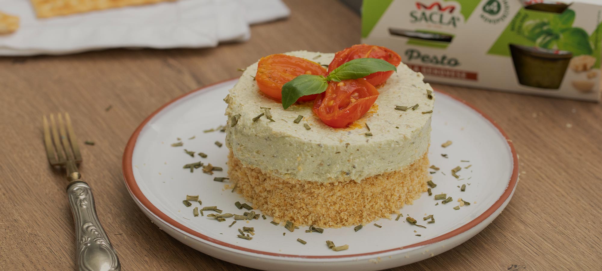 Cheesecake con mousse al Pesto alla genovese Saclà e pomodorini confit