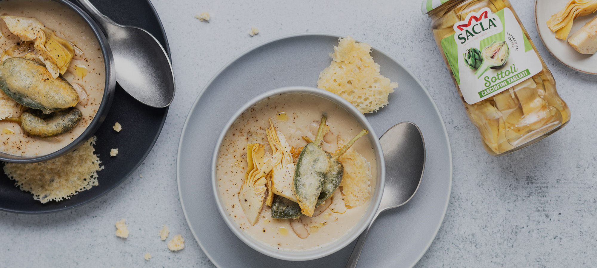 Vellutata di fagiolini cannellini con Carciofini Saclà, salvia fritta e chips di parmigiano