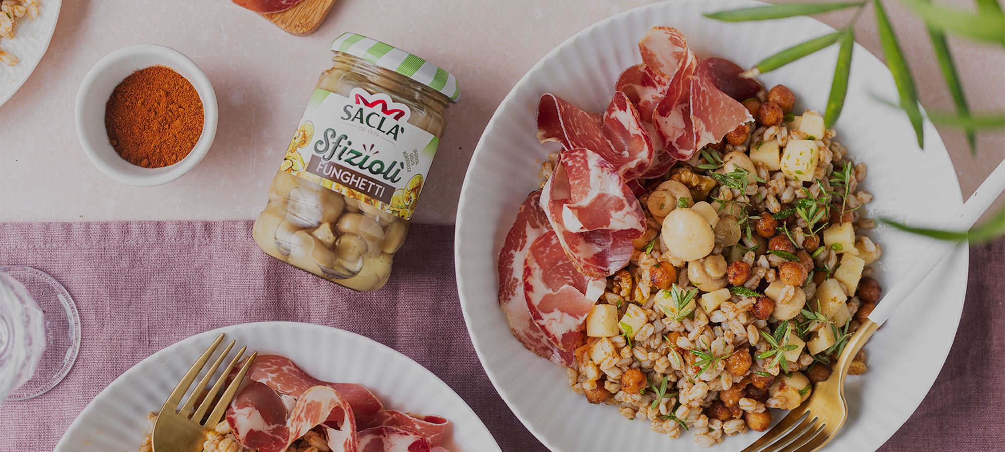 Insalata di farro, ceci croccanti, coppa di Parma con Funghetti