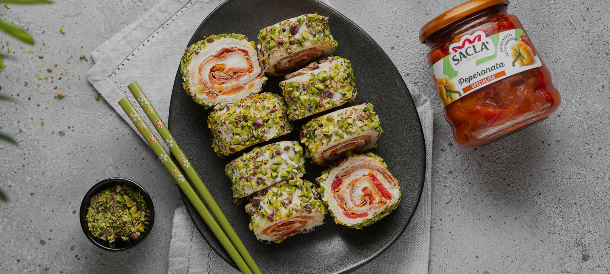 Sushi di pancarré con Peperonata Saclà, roast-beef e formaggio fresco
