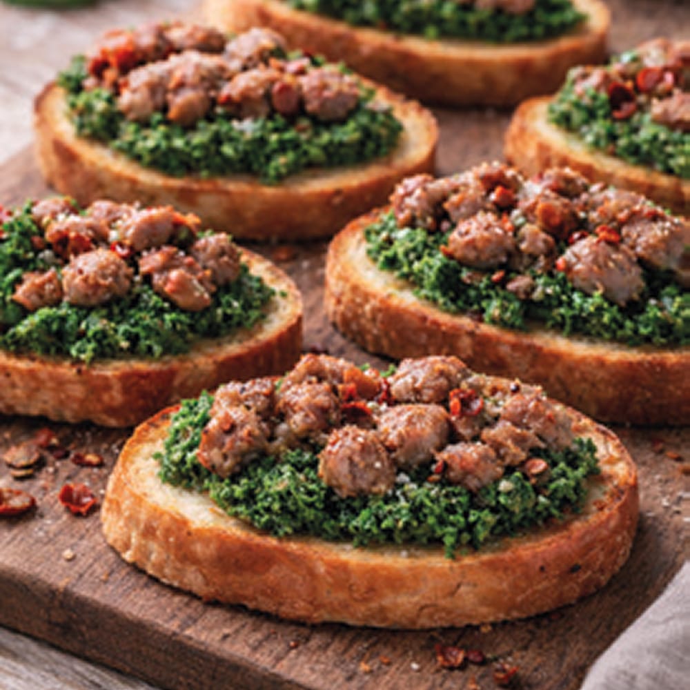 Crostini con salsiccia e pesto di friarielli