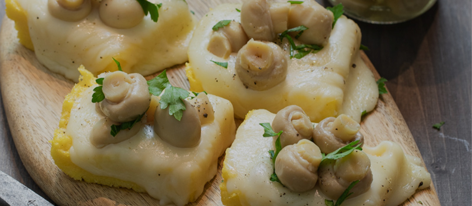 Crostini di polenta con funghetti e formaggio