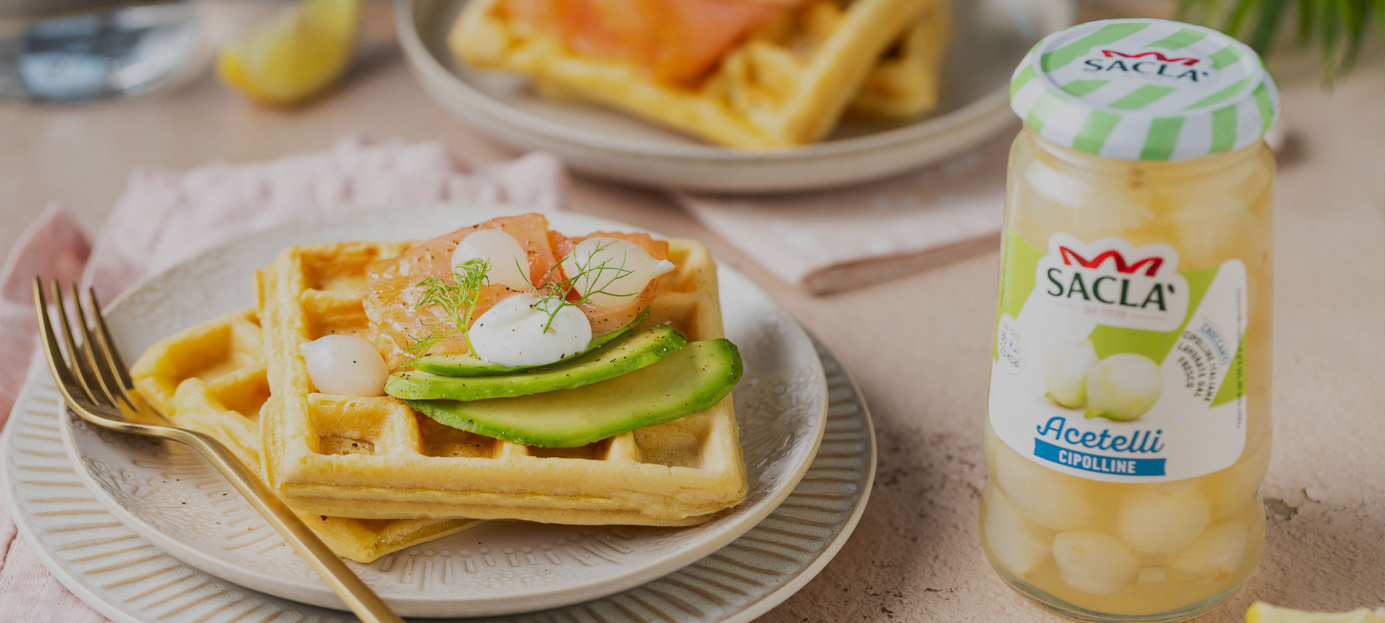 Waffle salati con salmone affumicato, avocado e Cipolline
